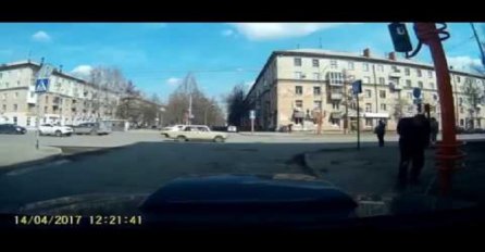 Htio je da štapom popravi pokvareni semafor, bolje da nije! (VIDEO)