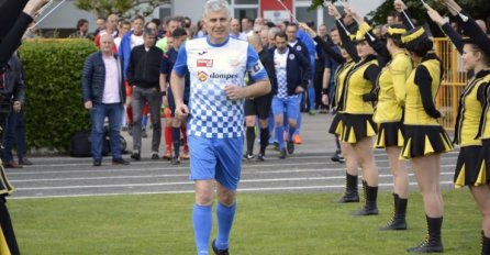 (VIDEO) DRAGAN ČOVIĆ OKUŠAO SE KAO FUDBALER: Predsjednik HDZ-a BiH pokazao umijeće s loptom