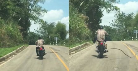 Snimao je motociklistu ispred sebe, ali na 0:47 je doživo šok života! (VIDEO)