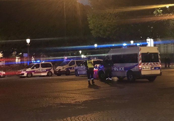 (VIDEO) U TERORISTIČKOM NAPADU U PARIZU UBIJENA DVA POLICAJCA: Policija traga za jednim napadačem, dok je drugi likvidiran