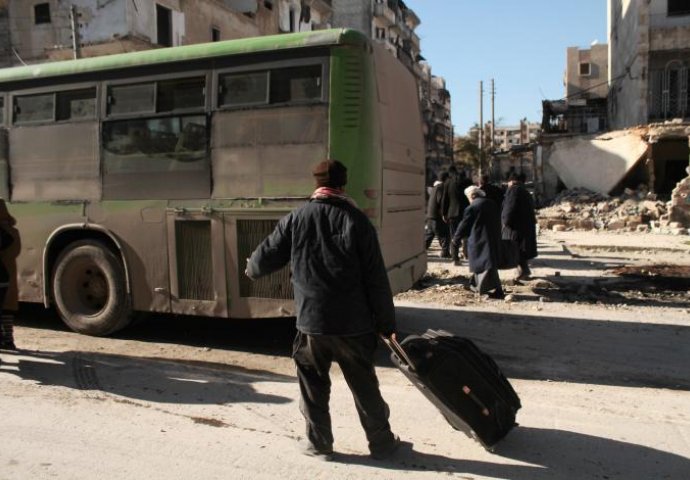 Sirija: Nastavljena evakuacija civila iz četiri opkoljena grada
