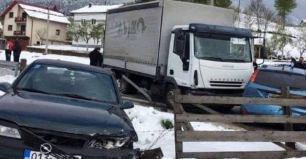 Težak udes u kojem su STRADALA ČAK ČETIRI VOZILA: Ima povrijeđenih, među kojima i vozač PORSCHEA!