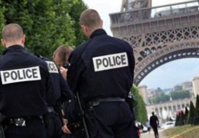 PARIZ: Uhapšen čovjek koji je prijetio policiji nožem