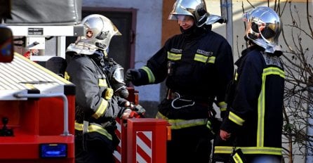 DRAMA U CENTRU ZAGREBA: Policija i vatrogasci zakrčili ulicu, izgorio stan, jedna osoba prevezena u bolnicu