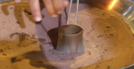 Stavio je džezvu u pijesak i napravio najbolju tursku kafu koju ste ikada vidjeli (VIDEO)