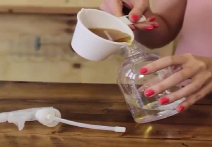Nasula je čaj u plastičnu flašicu i napravila nešto što ćete sigurno trebati ovog ljeta (VIDEO)