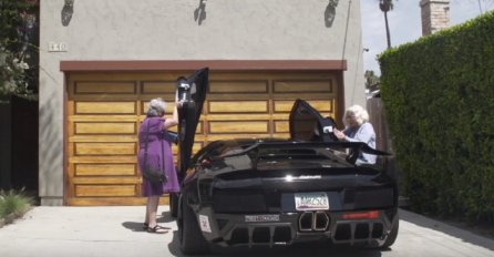 Vidio je dvije bake kako sjedaju u skupocjeni Lamborghini, ovo ćete gledati u jednom dahu (VIDEO)