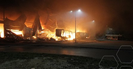 SKRHANI RADNICI U OČAJU GLEDALI POŽAR, KRENULI SAMI DA GASE: "Nećemo imati gdje da radimo"