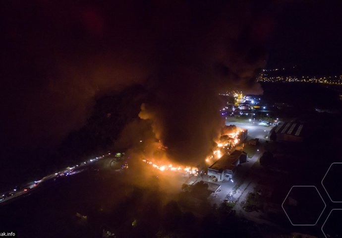 POČEO UVIĐAJ: Istražni organi na mjestu izgorjelog tržnog centra "Bingo"