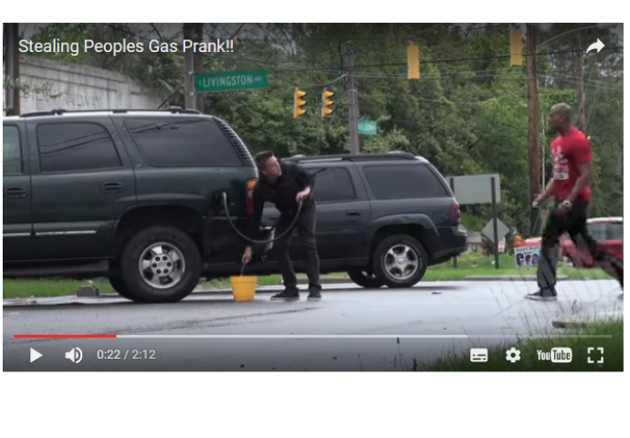 Uhvaćen da krade gorivo iz automobila, pogledajte reakciju vlasnika! (VIDEO)