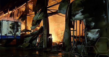 Vatrogasci do daljnjeg dežuraju na požarištu TC Bingo u Mostaru