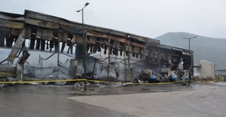 MOSTAR: Kiša olakšava gašenje požara, zbog opasnih plinskih boca uviđaj još nije počeo