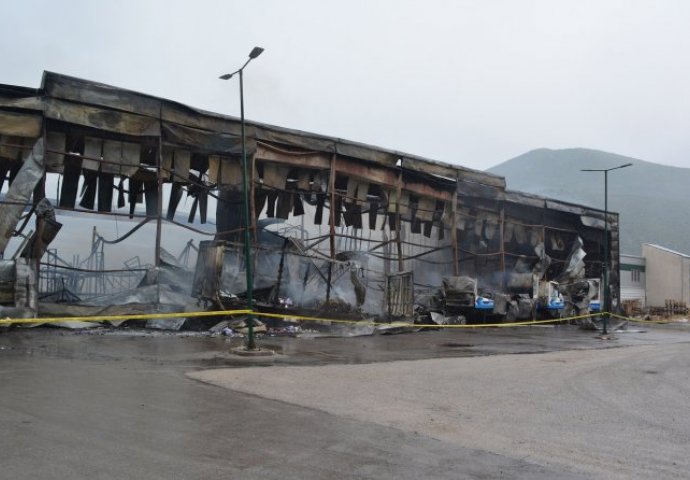 MOSTAR: Kiša olakšava gašenje požara, zbog opasnih plinskih boca uviđaj još nije počeo