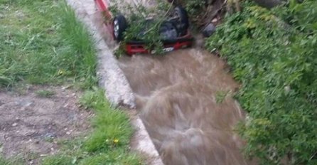 GRAČANICA: Automobilom se survao u potok i poginuo, saputnica preživjela 