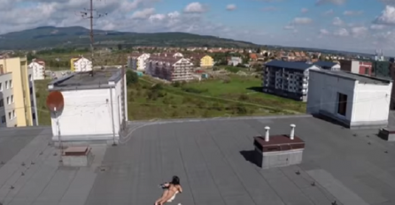 Dronom je snimao naselje, a onda je na krovu jedne zgrade "uhvatio" djevojku kako se sunča (VIDEO) 