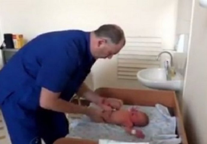 Snimak od kojeg podilazi jeza: Kada ovaj ruski pedijatar uzme novorođenče u ruke majke gube svijest (VIDEO)