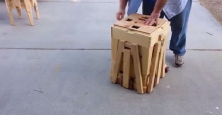 Genijalno: Stavio je čudnu drvenu "kutiju" na cestu, nećete vjerovati da se ovo zaista događa!  (VIDEO)