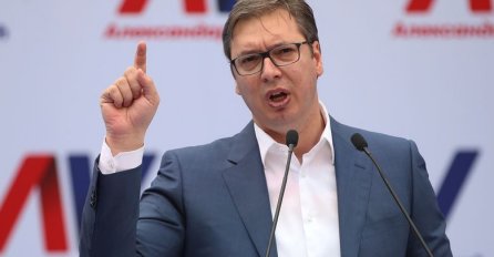 Vučić napravio šou od komemoracije: Zakasnio dva sata, potom držao lekcije SVIM NARODIMA u prisutvo američki i evropskih ambasadora!