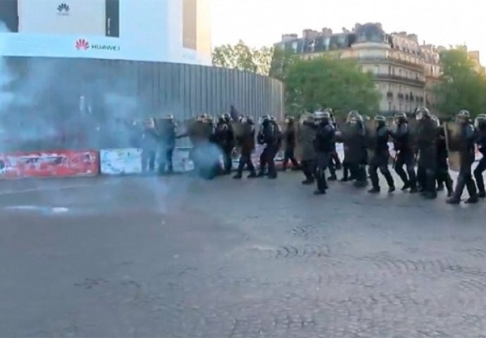 ŽESTOKI SUKOBI NA ULICAMA PARIZA: U tuči s demonstrantima policija upotrebila suzavac!