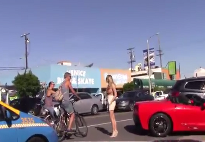 Vozio se sa djevojkom na biciklu a onda mu je prišla plavuša i pozvala ga u svoj skupocjeni automobil, njegova reakcija će vas šokirati!