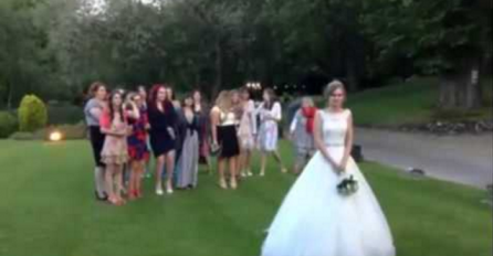 Neudate djevojke su se okupile na svadbi i čekale da mlada baci buket, čekajte da vidite šta je uradio mladođenja! (VIDEO)