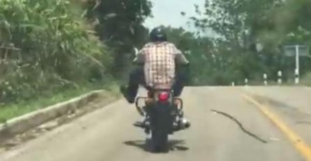 (VIDEO) VOZIO JE MOTOR A ONDA UMALO DA POGINE: Velika zmija pokušala ga zaskočiti