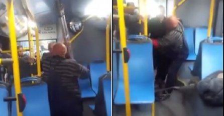 Tuča u GSP-u: Čovjek sa štakama napao putnika, pa završio na podu između sjedišta (VIDEO)
