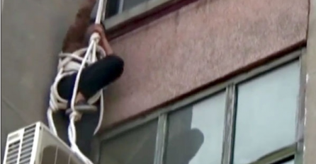 Starija žena visila na konopcu s vrha zgrade, reagovali vatrogasci (VIDEO)