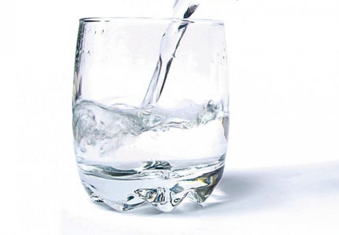 Popijte čašu vode u 6 sati ujutro: Cijeli SVIJET POLUDIO za ovom metodom!