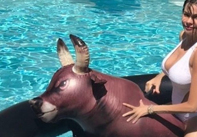 Urnebesni pokušaj Sofie Vergare da jaše gumenog bika u bazenu