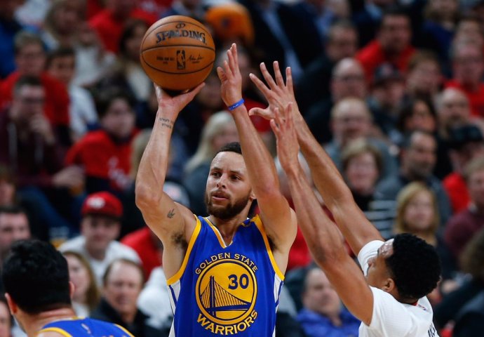 GOLDEN STATE NEMA MILOSTI: Pala prva "metla"!