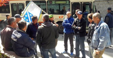 Ratni veterani protestuju ispred zgrade Parlamenta FBiH