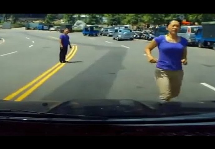 Pogledajte poludjele pješake koji se bacaju pod automobile da bi iznudili novac, ovo će vam uljepšati dan (VIDEO)