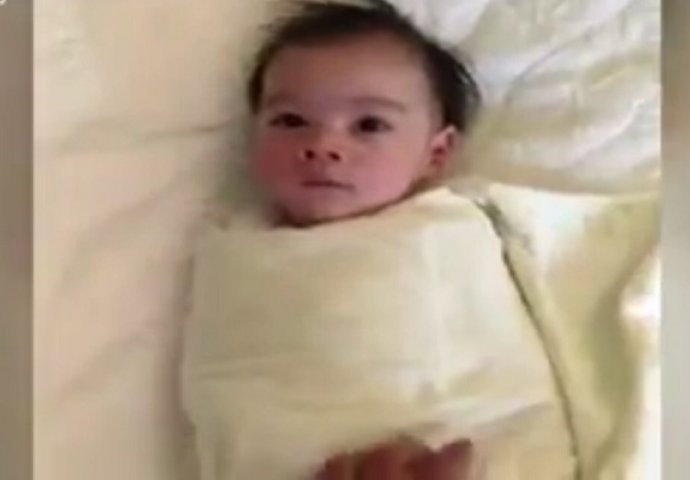 Beba čitavu noć čvrsto spava u pelenama, a njena jutarnja rutina će vas nasmijati do suza (VIDEO)