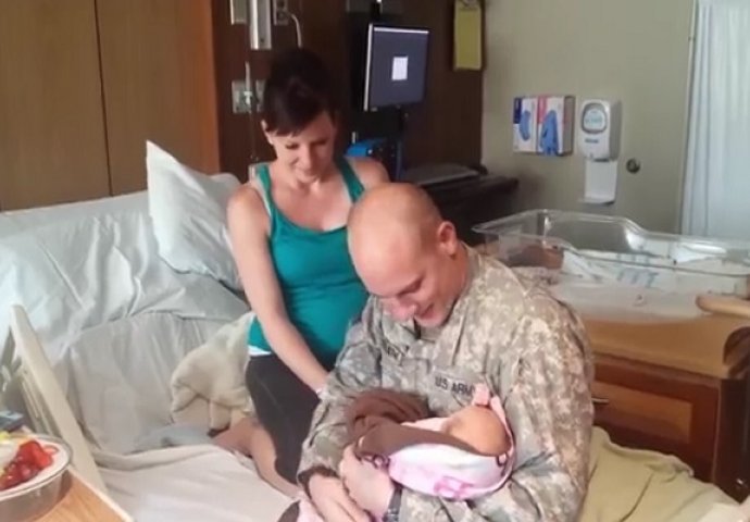 Vojnik došao u bolnicu dan nakon što se rodila njegova kćerka, ali pogledajte trenutak kada njegov sin uđe na vrata (VIDEO)