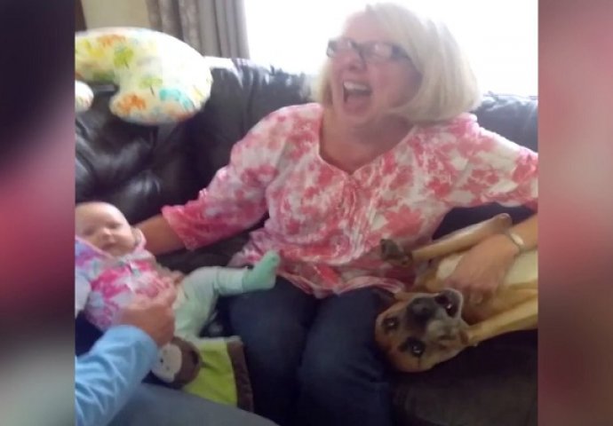 Baka pokušava uzeti bebu u naručje, a reakcija ljubomornog psa pri tome je neprocjenjiva (VIDEO)