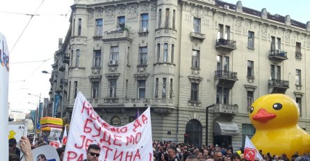 (VIDEO) PROTESTI NA GODIŠNJICU RUŠENJA OBJEKATA NA SAVAMALI: Nezadovoljni narod traži ostavku Aleksandra Vućića i odgovornost za rušenje objekata 