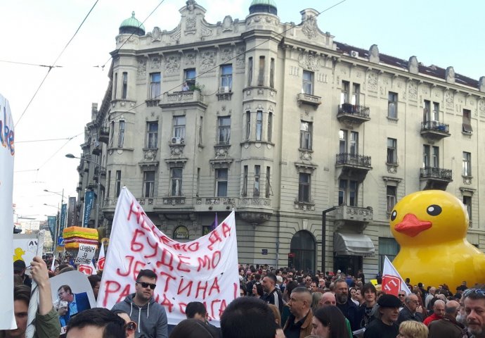 (VIDEO) PROTESTI NA GODIŠNJICU RUŠENJA OBJEKATA NA SAVAMALI: Nezadovoljni narod traži ostavku Aleksandra Vućića i odgovornost za rušenje objekata 