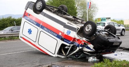 (VIDEO) NESREĆA U ZAGREBU: Vozilo Hitne prevrnulo se na krov kod Arene, ima povrijeđenih