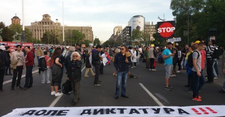 PROTEST PROTIV DIKTATURE UŠAO U 24. DAN: Demonstranti krenuli na zgradu RTS-a