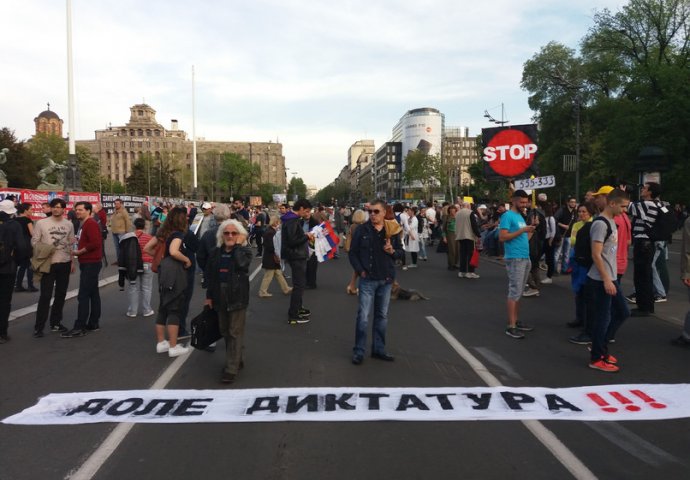 PROTEST PROTIV DIKTATURE UŠAO U 24. DAN: Demonstranti krenuli na zgradu RTS-a