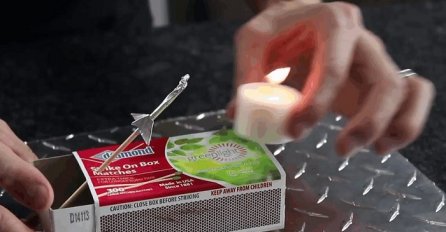 Uzeo je kutiju šibica, svijeću i malo folije, pa je napravio prave male rakete (VIDEO)