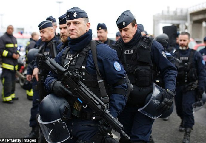 Drama - NOVA PUCNJAVA U FRANCUSKOJ: Ranjena dva policajca dok su HAPSILI OSUMNJIČENOG TERORISTU!