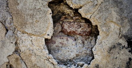 STUDENTI U TUZLI U PANICI: Uz zgradu studentskog doma pojavila se MISTERIOZNA RUPA! (FOTO)