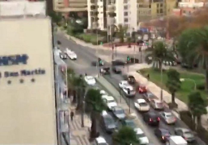 SVE SE RUŠI I RASTURA:  Stravičan snimak sa vrha solitera dok ga trese SNAŽAN ZEMLJOTRES! (VIDEO)