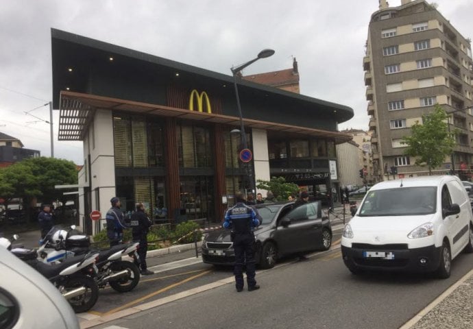 DIM KULJA, PLAMEN OGROMAN:  Snažna eksplozija u McDonaldsu (FOTO)