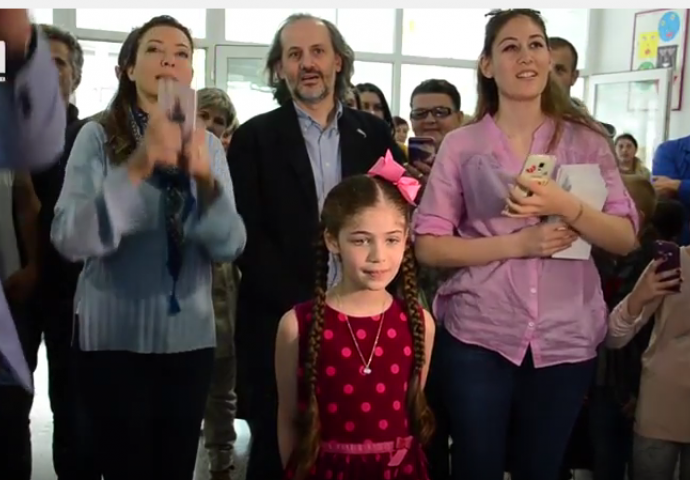 Popularna glumica turske serije 'Elif' posjetila učenike u Jablanici (VIDEO)