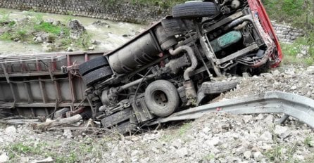 (FOTO) VELIKA SAOBRAĆAJNA NESREĆA KOD SREBRENIKA: Kamion odletio u provaliju nakon sudara sa Golfom