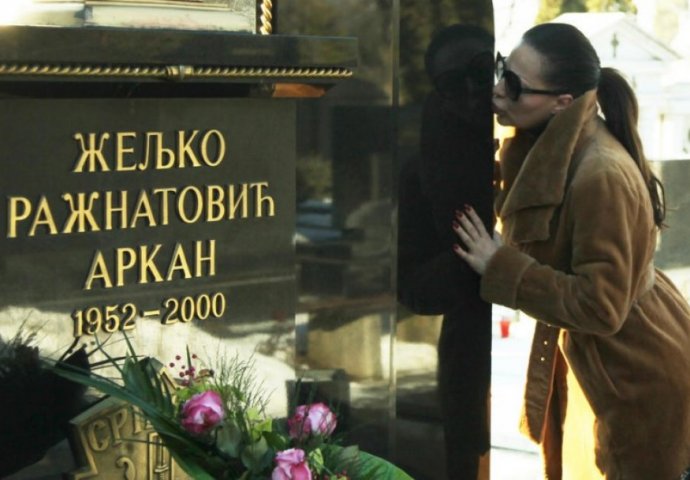 NIKAD POTRESNIJA FOTKA: Ceca na Arkanovoj sahrani s bolnim izrazom lica, bez imalo šminke!