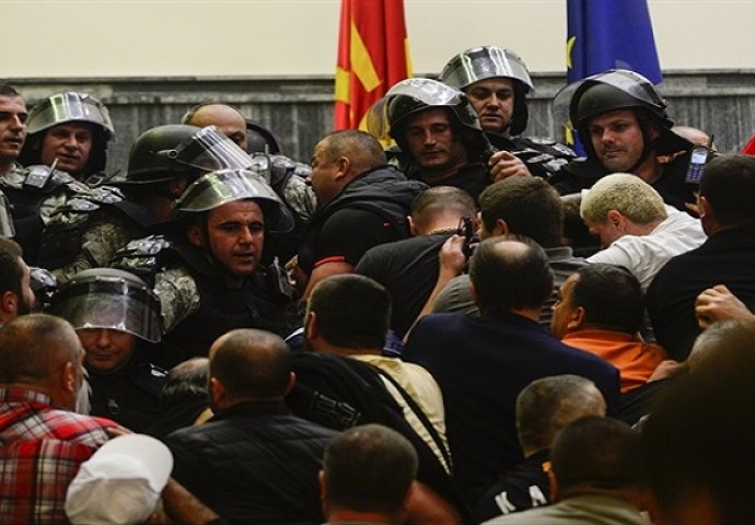 HAOS U MAKEDONIJI Demonstranti ušli u parlament i namlatili političare, neke drže kao taoce